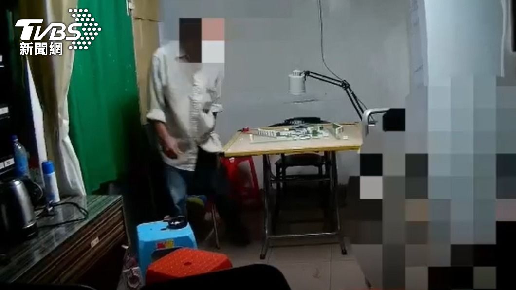 不甩禁令！檳榔攤群聚「摸八圈」　見警上門辯：我來買菸
