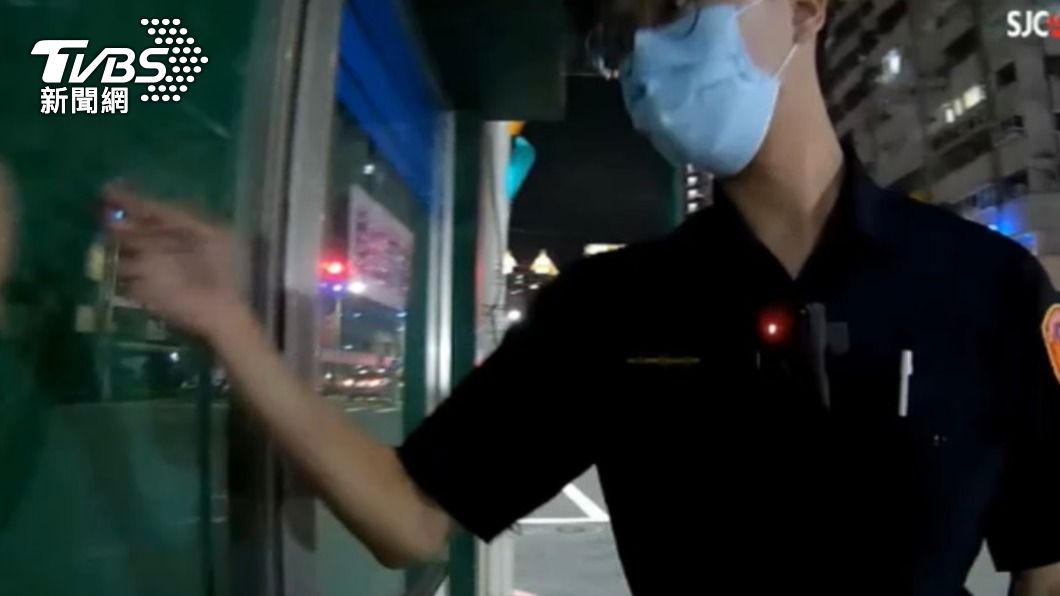 店裡的人一開始不肯開門。(圖/TVBS)