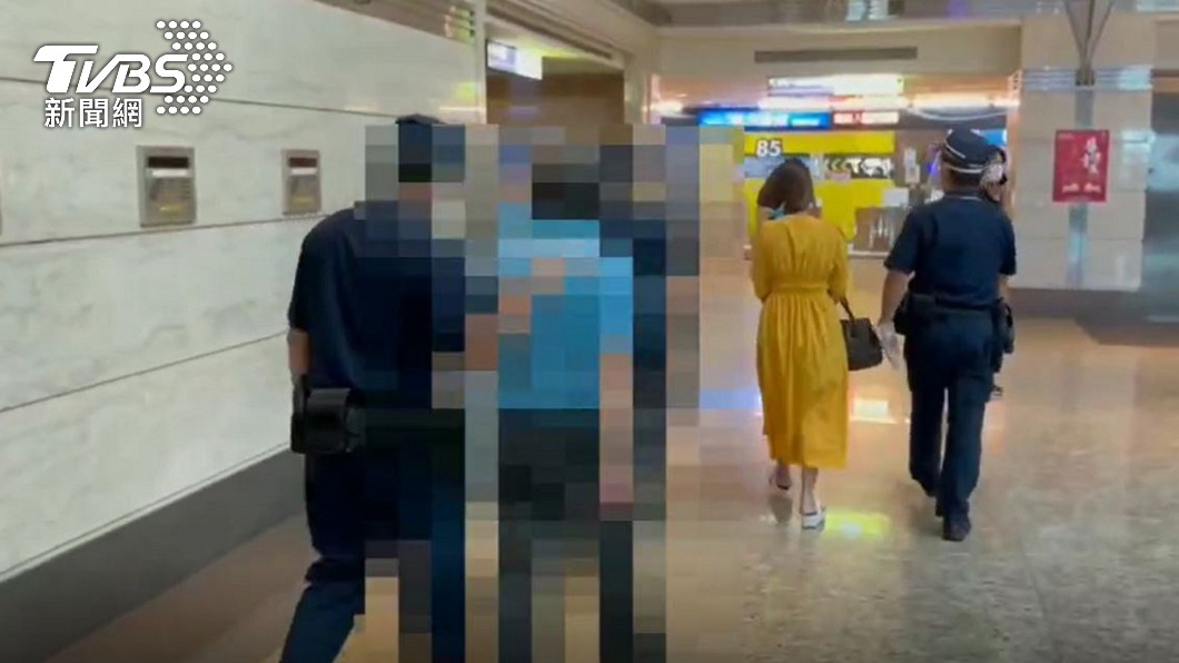 兩人皆被警方帶回偵訊。(圖/TVBS)