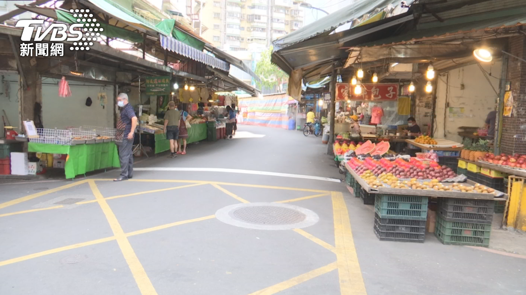 虎林街傳出疫情,如今永春市場人煙稀少。(圖/TVBS)