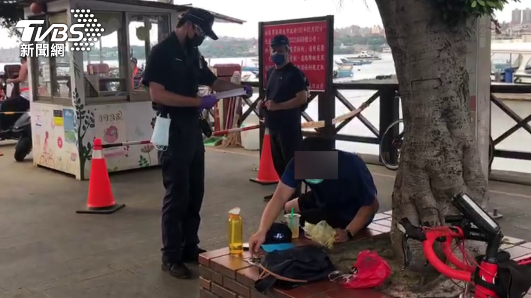 針對民眾未戴口罩違規情形進行聯合稽查,已經開出17張罰單。(圖/TVBS)