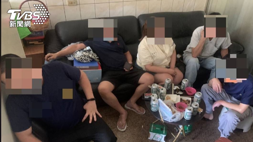日頭赤炎炎!5男女檳榔攤喝酒消暑 遭罰強辯:有戴口罩