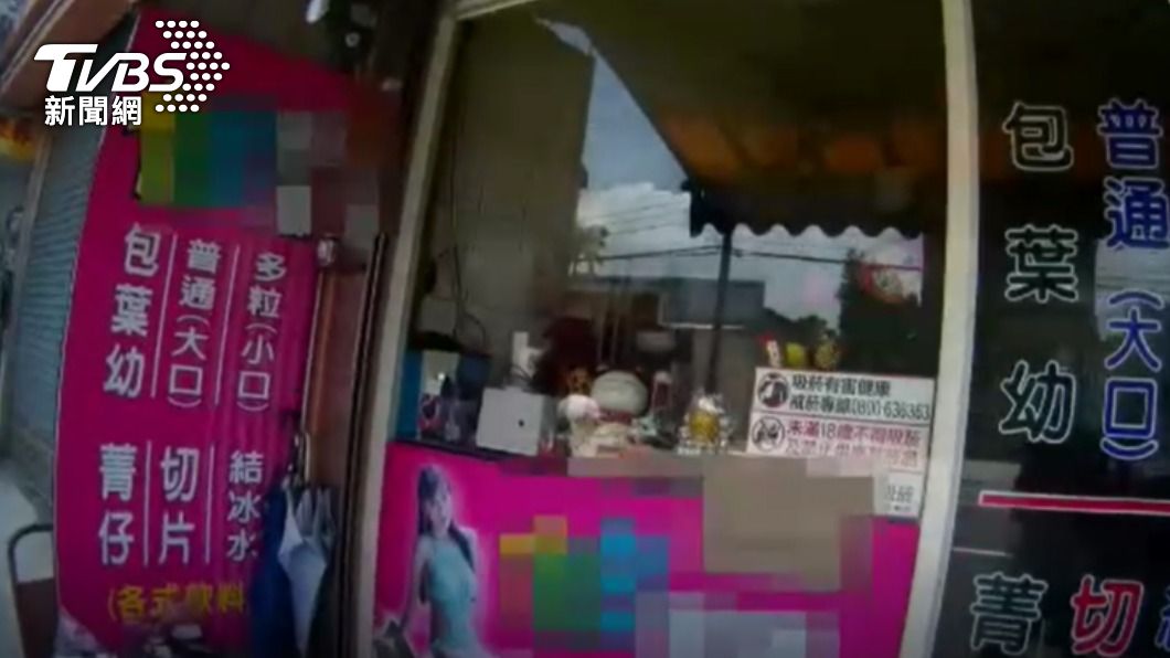 警方獲報檳榔攤有人群聚。(圖/TVBS)