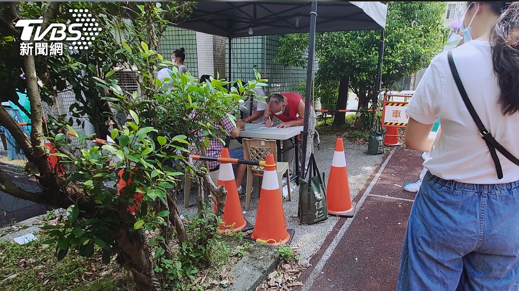 《TVBS新聞網》實測永吉國小篩檢站速度相當快，從進入到出來只需要花大約15分鐘時間。（圖／TVBS）