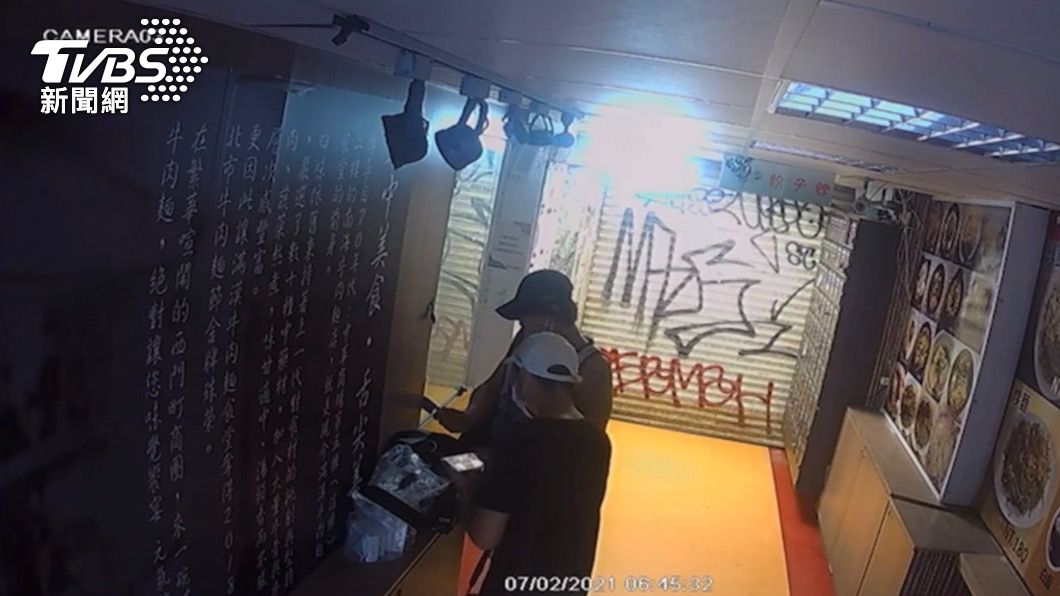 把歇業店家當成提款機！2賊分工撬門、把風　竊餐廳1.5萬