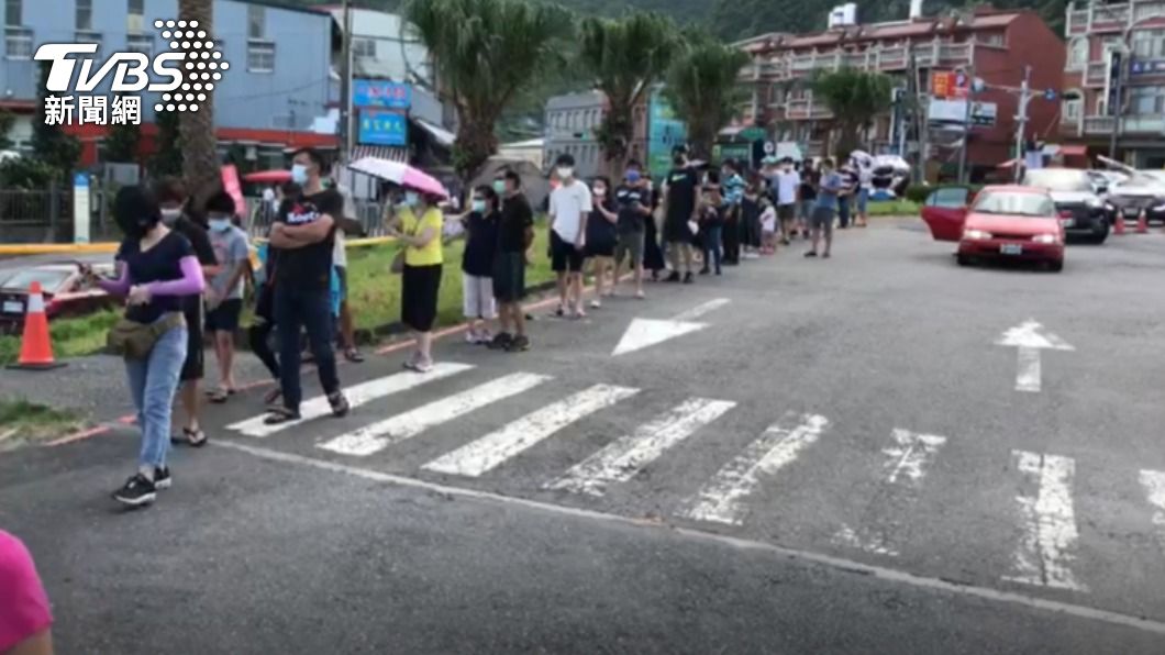 景點人多了!宜蘭大溪漁港列足跡 民眾竟脫罩和攤商交談