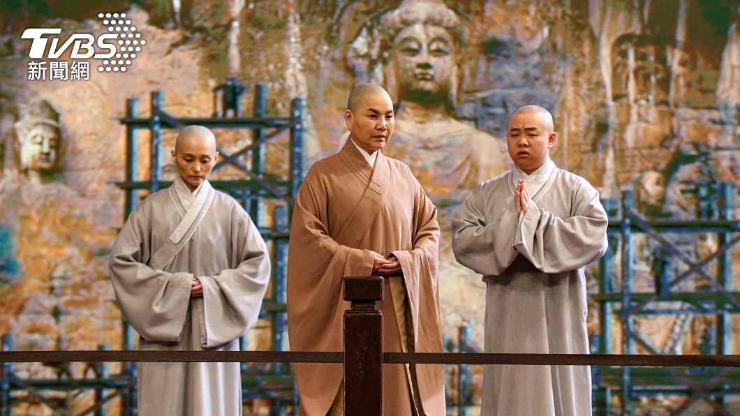 唐美雲(圖中)10年前也曾因戲曲因緣短期剃度出家。(圖/大愛電視提供)
