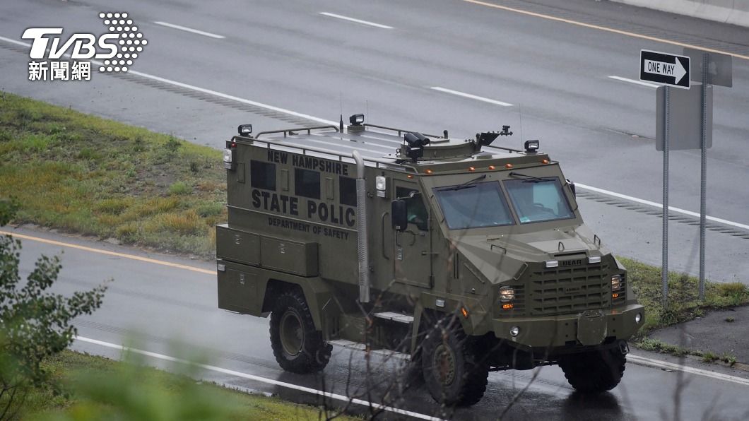 警方出動裝甲車包圍武裝份子。（圖／達志影像路透社）