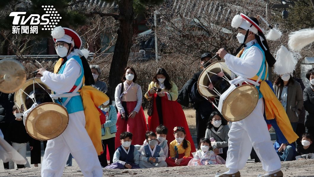 南韓政府祭出室內室外都須戴口罩的強制令。（圖／達志影像美聯社）
