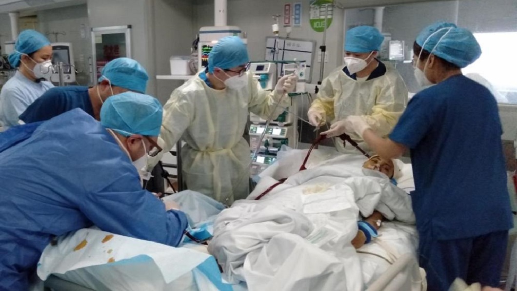 孕婦被送來時已經引發敗血症陷入昏迷,醫院緊急裝上葉克膜搶救。(圖/翻攝自騰訊網)