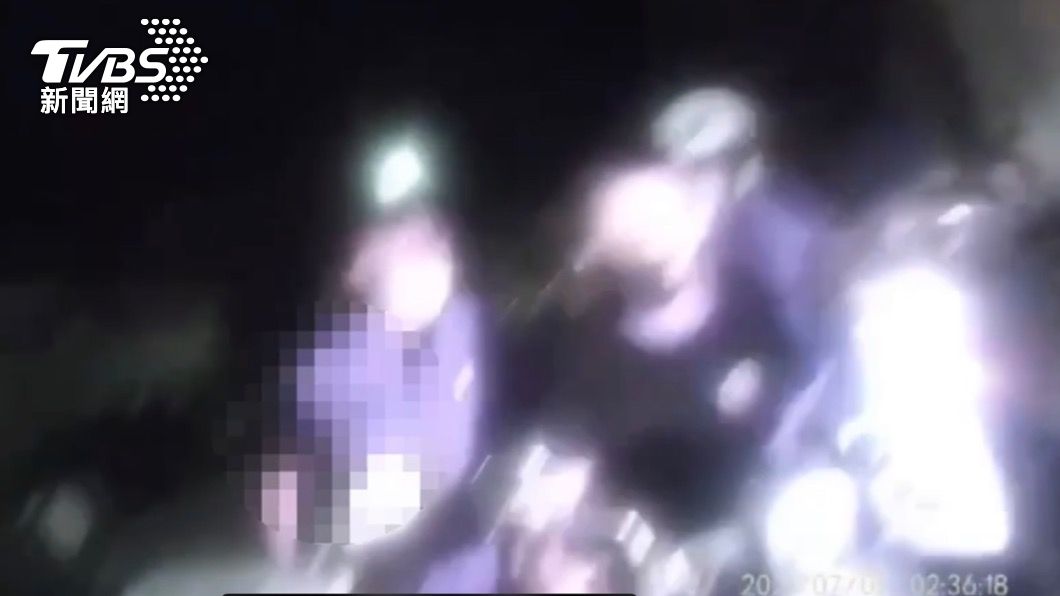 警方攔截圍捕。(圖/TVBS)
