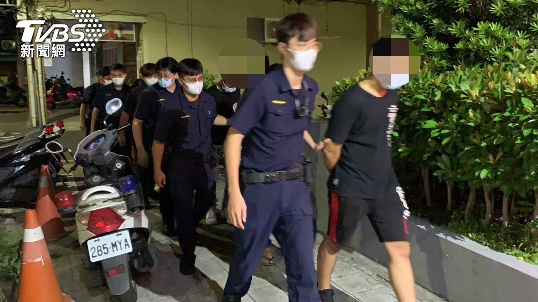 嗆警少年被帶回派出所。(圖/TVBS)