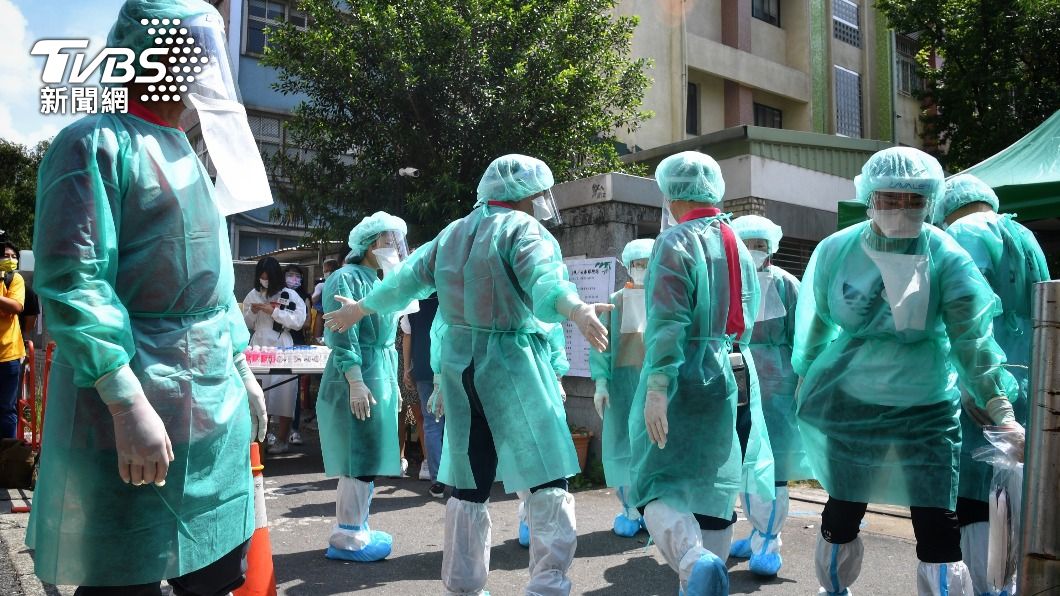 永吉國小設置篩檢站，開放周邊攤商及居民前往篩檢。（圖／中央社）