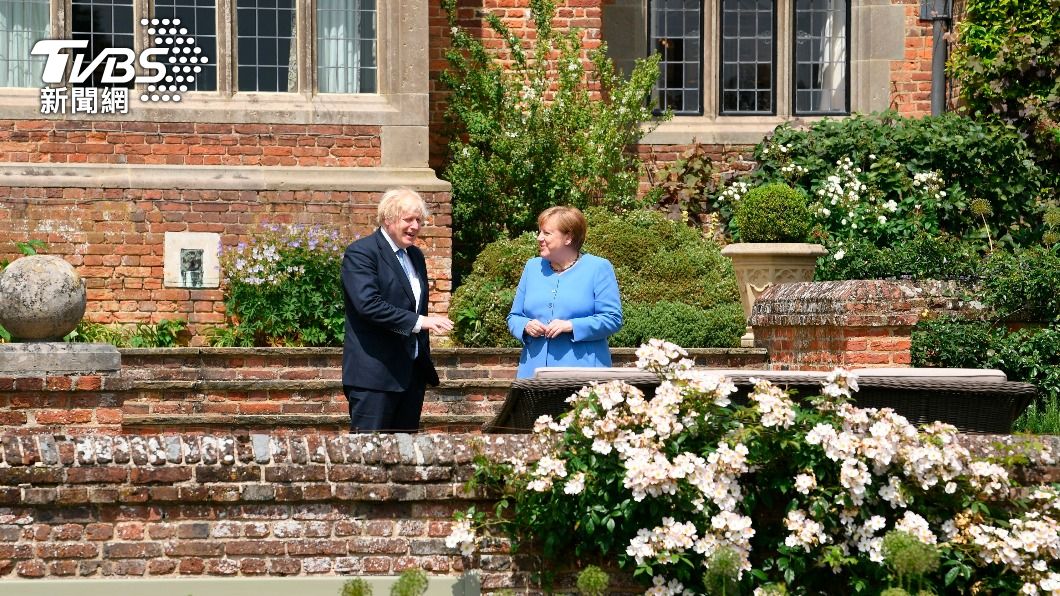 強森與梅克爾在英國首相別莊。(圖/達志影像美聯社)