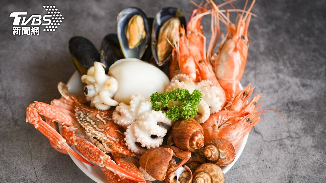 在減肥期間半夜若感到飢餓感,可以嘗試以「海鮮」作為宵夜。(示意圖/shutterstock達志影像)