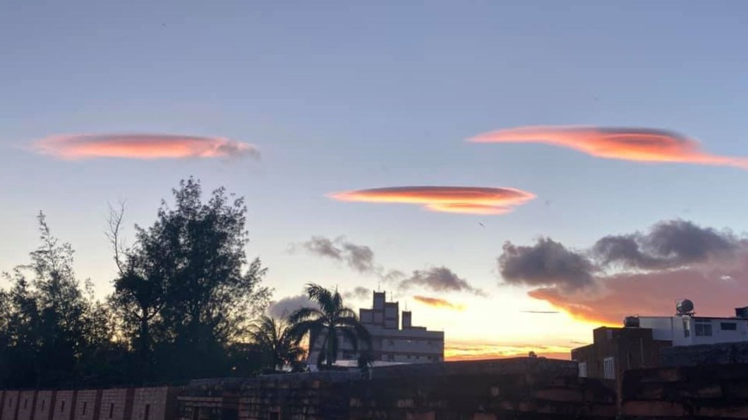 熱帶低氣壓可能形成颱風 恆春出現美麗飛碟雲