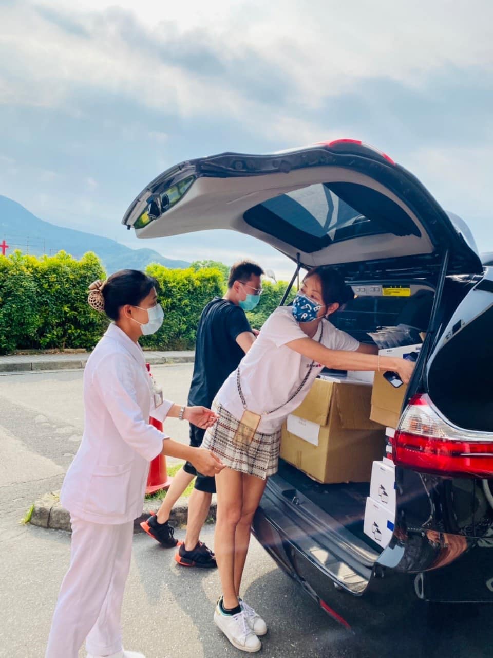 賈永婕送10台PAPR到淡水馬偕醫院。(圖/翻攝自賈永婕的跑跳人生臉書)