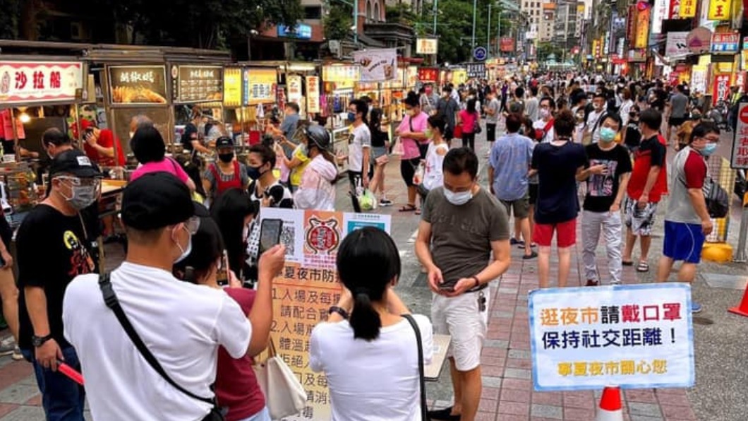 寧夏夜市人潮爆量 網嗆「陪坐牢」南北開戰:顏色問題?