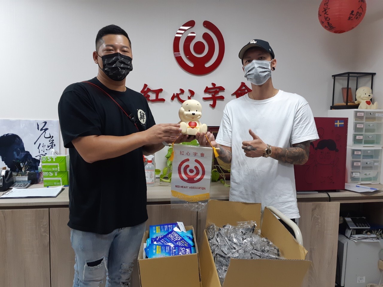 草爺和小春捐助弱勢。（圖／紅心字會提供）