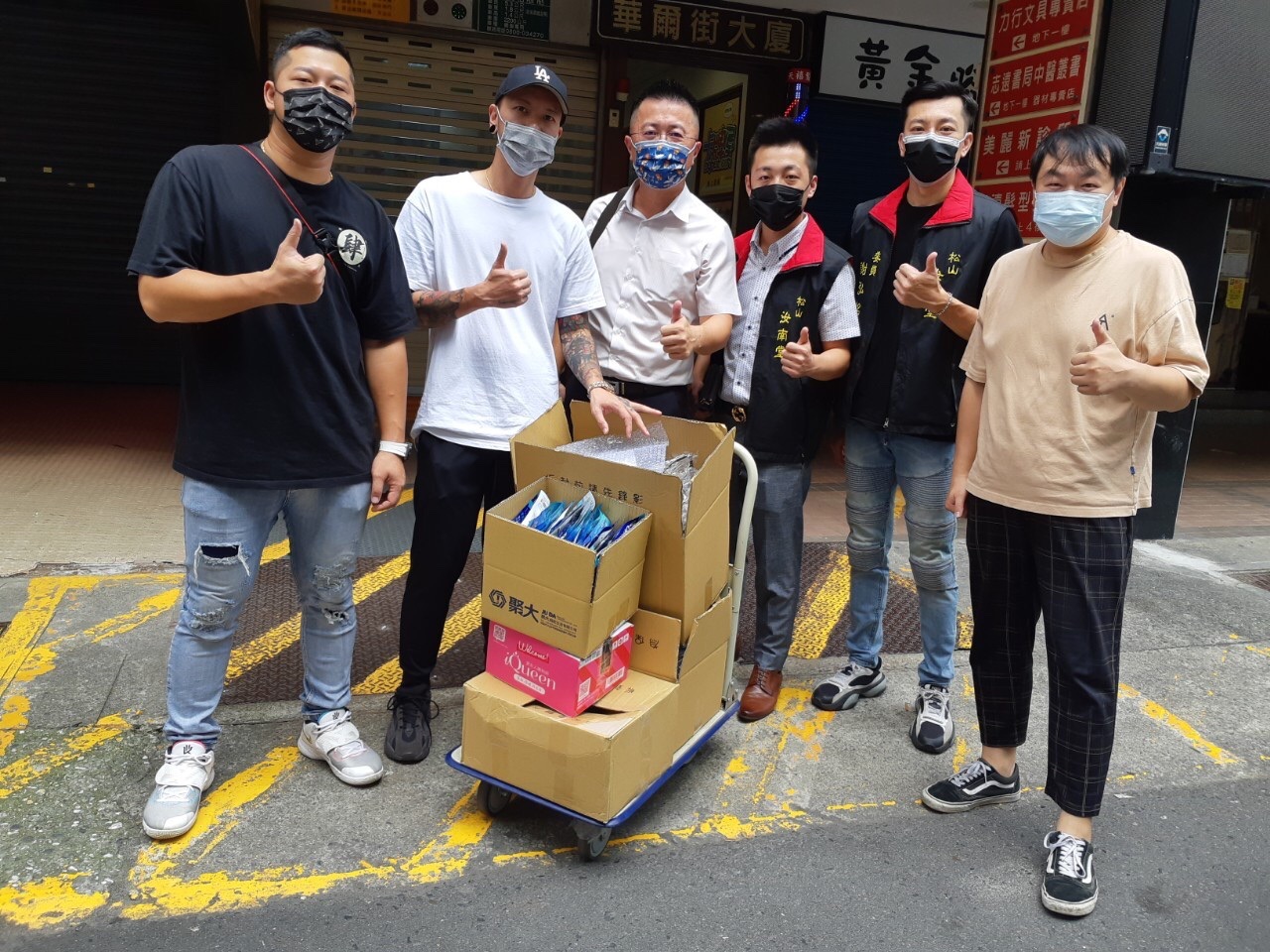 （左起）草爺、小春、聚大精密五金有限公司、台北松山汝南堂、紅心字會代表司徒建銘。（圖／紅心字會提供）