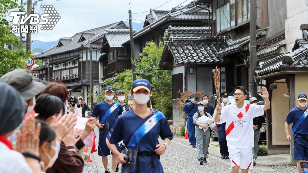 反東奧人士拿水槍射擊聖火傳遞跑者 高喊「中止五輪」遭逮