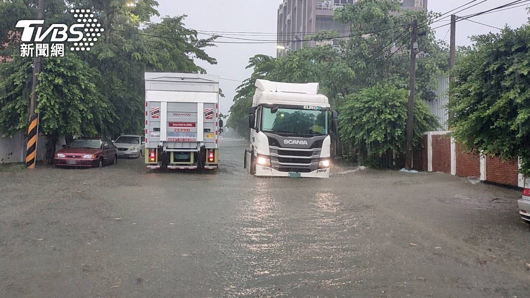 高雄豪雨一級淹水警戒 岡山積水深達20公分