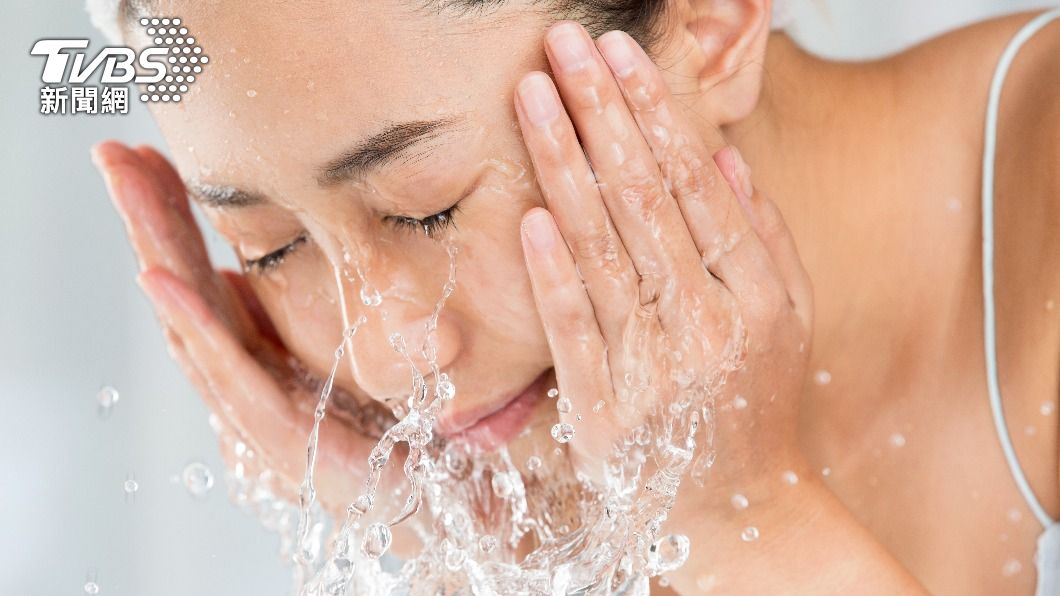 利用中午時間洗臉是最簡單、便宜的控油方法。(示意圖/shutterstock達志影像)