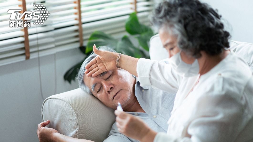 醫師說打完疫苗要注意有沒有持續發燒的狀況。(示意圖/shutterstock達志影像)
