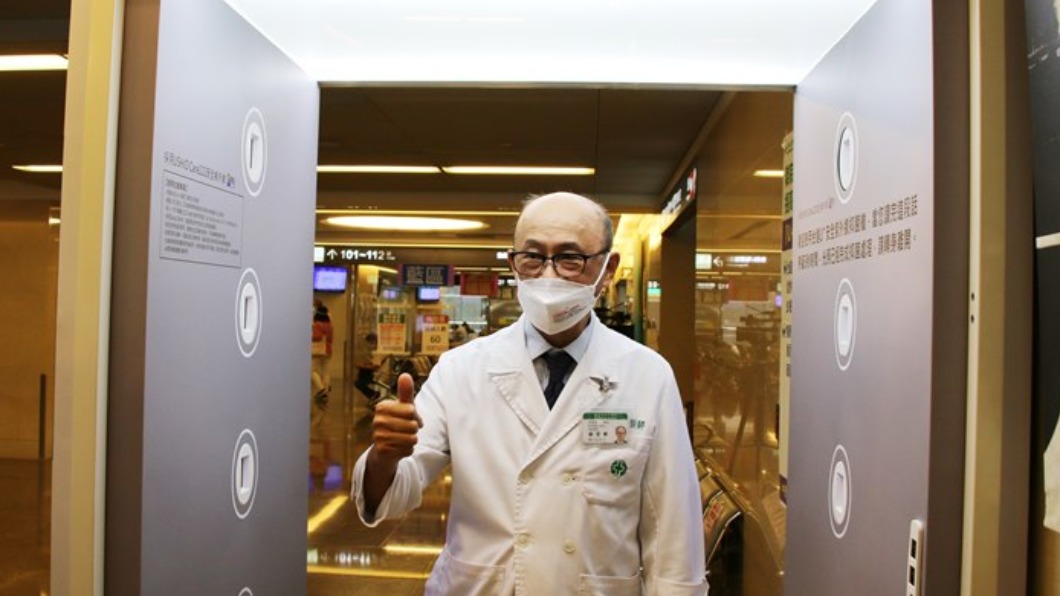 「U+抑菌艙」使用222nm波長紫外線破壞細菌與病毒的表面。(圖/亞東醫院提供)
