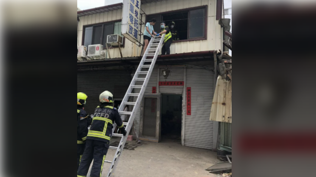 台中市潭子區一處民宅倒塌，消防架設雙節梯讓民眾順利脫困。（圖／消防提供）