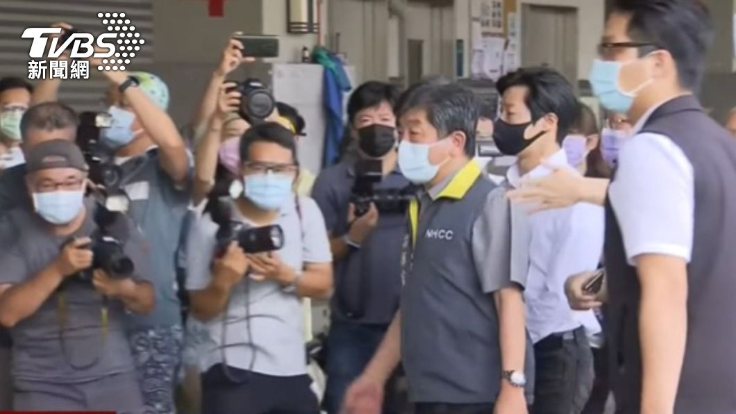 林昶佐去陳時中車前等待迎接後,陪同對方步入記者會現場。(圖/TVBS)
