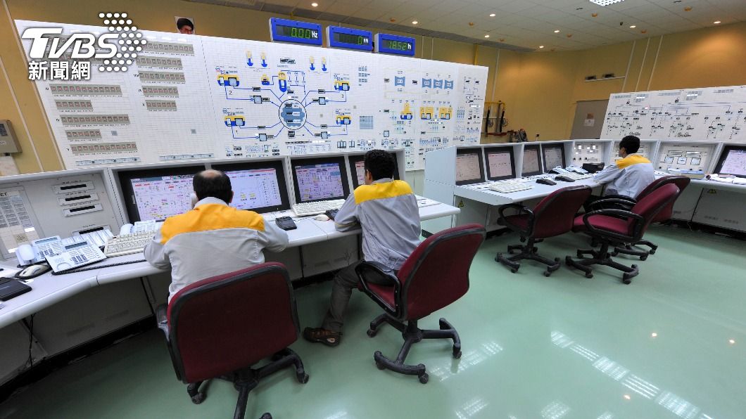 核電廠工作人員於內部進行監測。(圖/達志影像美聯社)