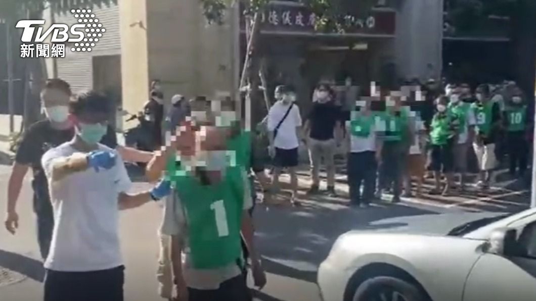 警方將14人全數帶回偵辦。(圖/TVBS)
