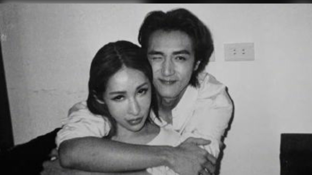 女星蕭亞軒疑似與小16歲的男友黃皓分手。(圖/翻攝自蕭亞軒微博)