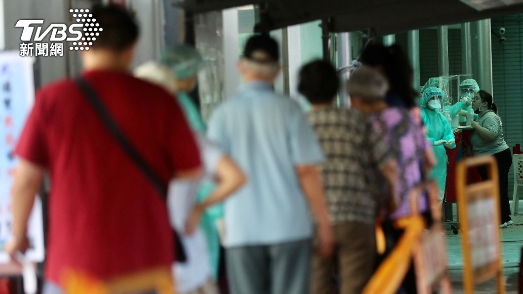 中正區國宅居民篩檢。(圖/中央社)