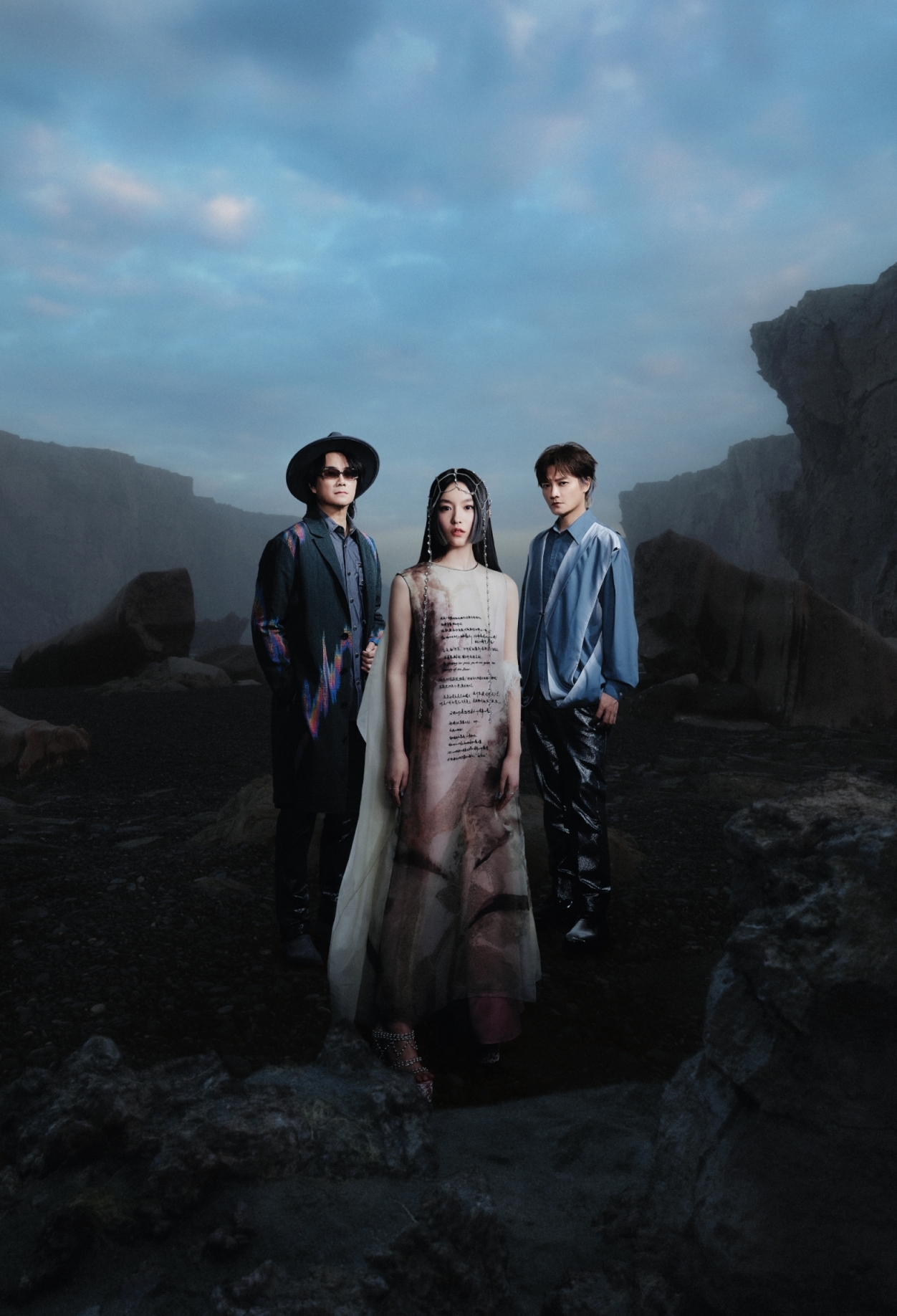 F.I.R.飛兒樂團《鑽石之心》專輯封面（左起陳建寧、韓睿、阿沁）。（圖／華研國際音樂提供）