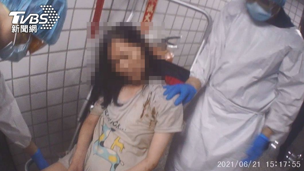 婦人被警消救出。（圖／TVBS）