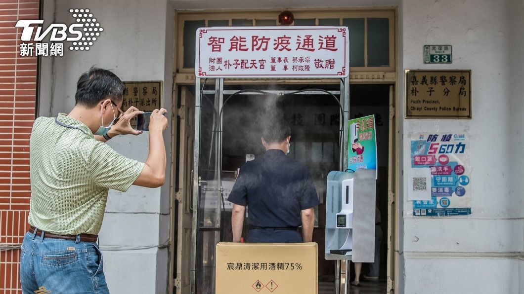 「智能防疫門」在員警、民眾進出分局時能全身自動消毒。（圖／中央社）