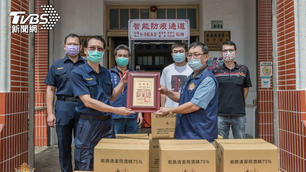 配天宮贈朴子分局「智能防疫門」 進出全身消毒