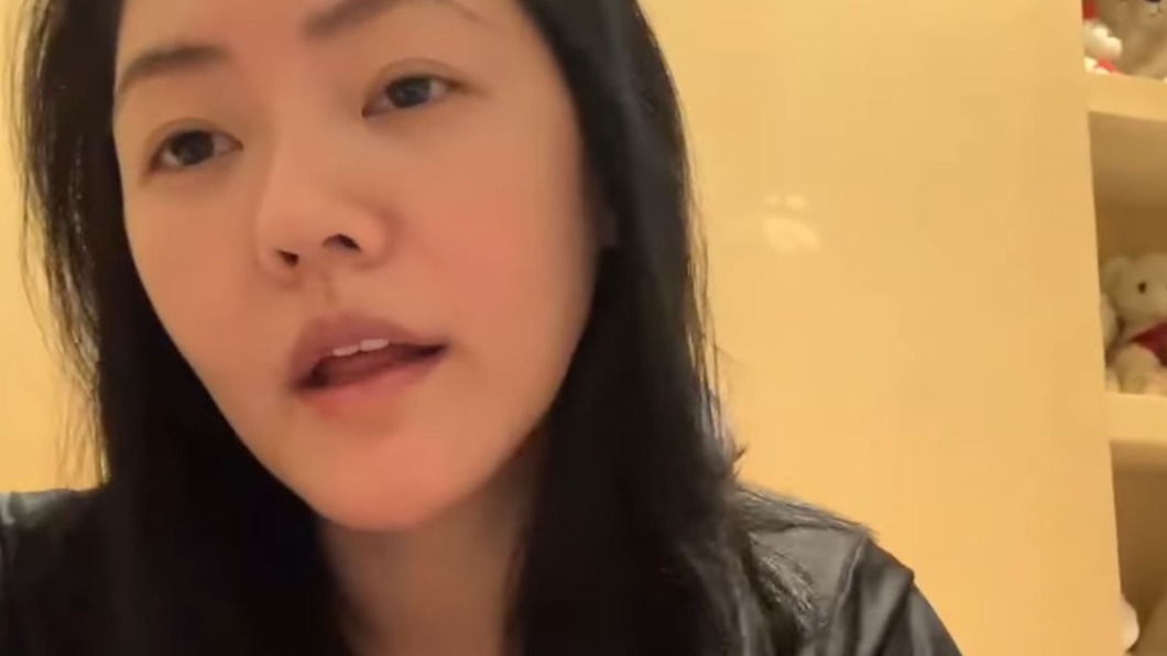 小S半夜微醺PO影片。(圖/翻攝自小S徐熙娣臉書)