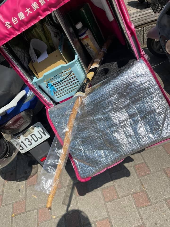 牛蒡過長無法完全塞進外送箱裡。(圖/翻攝自外送員的奇聞怪事臉書)
