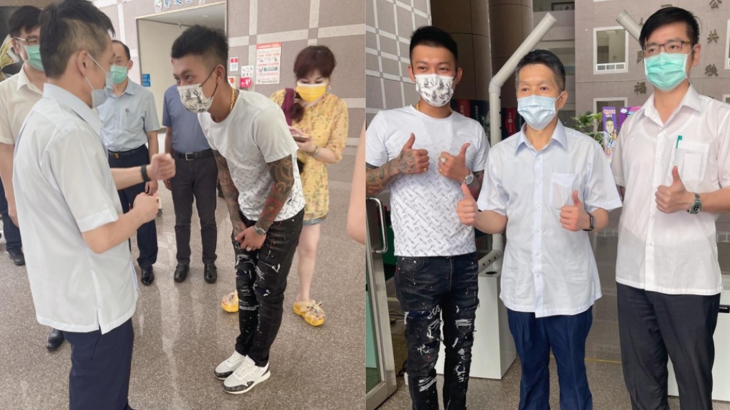 鳳梨捐贈消毒門及消毒液,供嘉義市警察局抗疫。(圖/翻攝自鳳梨臉書)