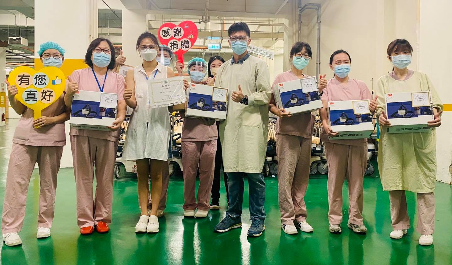 醫護人員暖心收安以軒及友人捐贈的物資。(圖/翻攝自安以軒臉書)