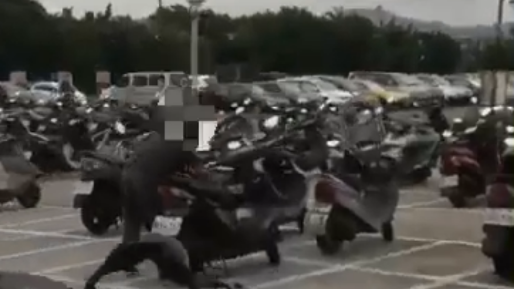 林男偷竊他人機車置物箱內財物的過程，全被路過民眾用手機錄下並報警。（圖／民眾提供）