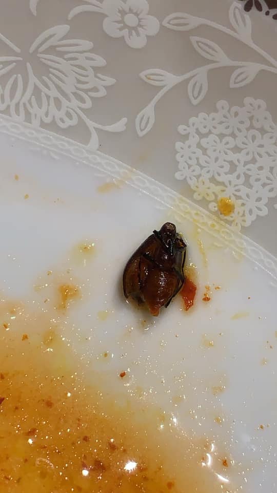 女網友分享在玻璃罐底部發現不知名蟲屍。(圖/翻攝自爆料公社公開版臉書)