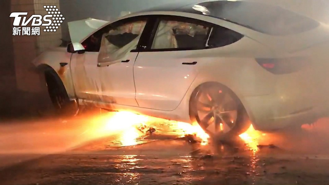 根據Tesla安全指示,發生嚴重火燒車後需要大量水並且持續24小時對鋰電池降溫。(圖片來源/ TVBS)