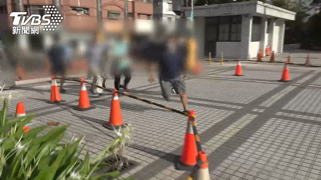 花蓮日前出現民眾爭搶殘劑亂象,事後縣長徐榛蔚向民眾道歉。(圖/TVBS)