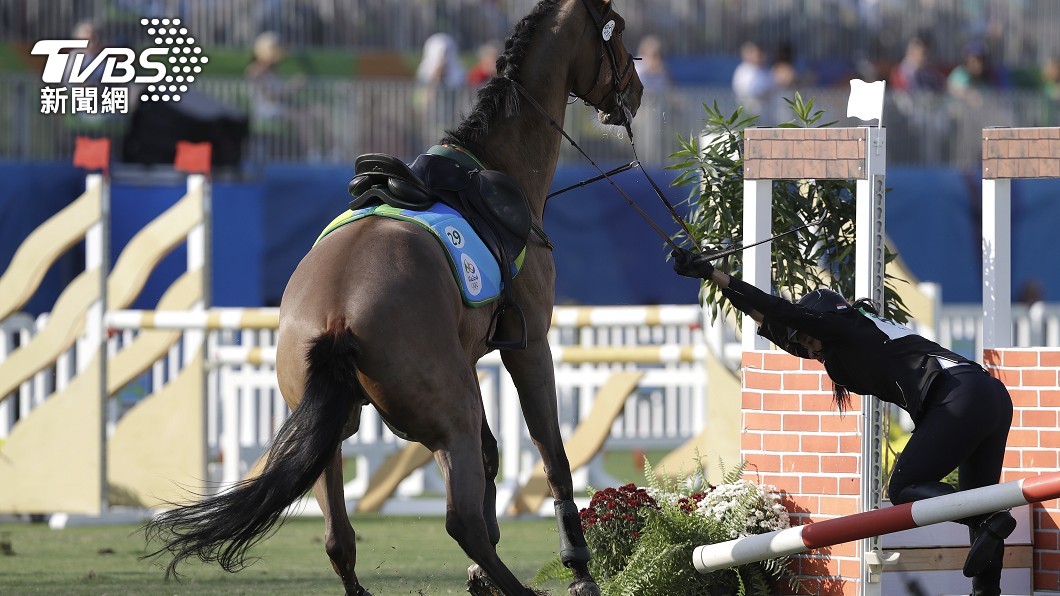 現代五項選手因為要抽籤選馬,所以碰倒障礙物、甚至墜馬失誤的頻率也會比較常見。(圖/達志影像美聯社)