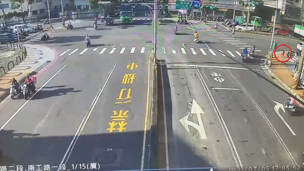 4歲龍鳳胎手牽手偷溜出門玩，準備過馬路，場面一度好驚險。（圖／警方提供）