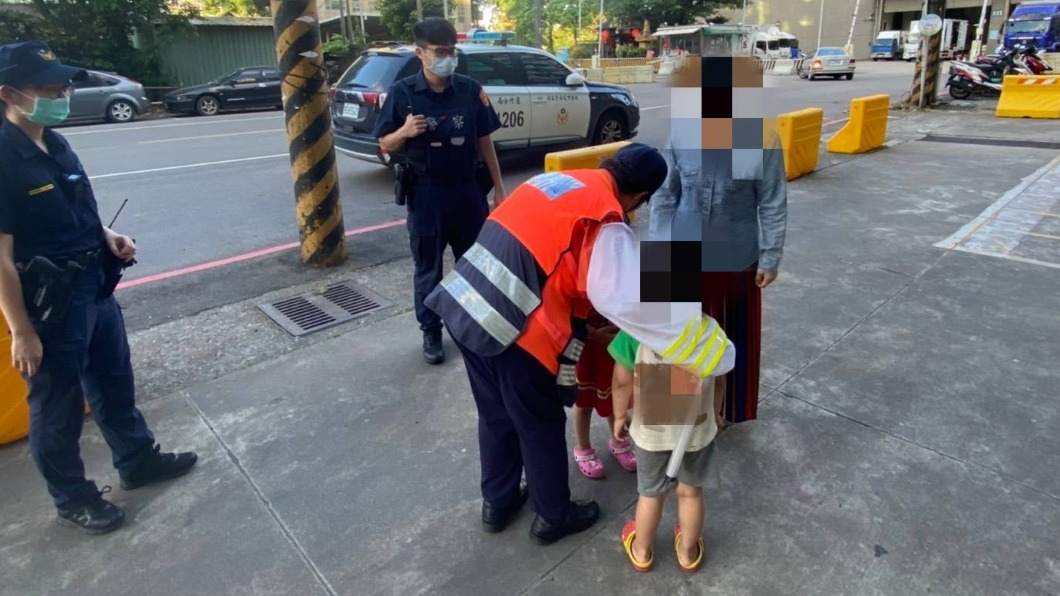 4歲龍鳳胎偷溜出門玩，在員警及義交護送之下，順利回到媽媽身邊。（圖／警方提供）